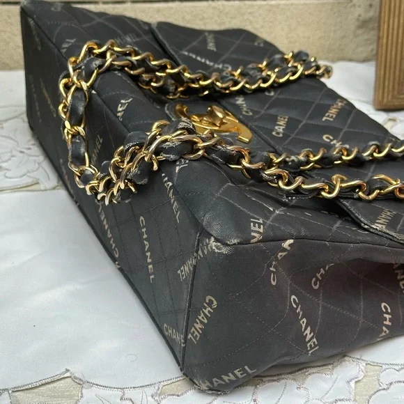 1995 Chanel Black Quilted Shoulder Bag with Gold Chain - Picture 5 of 16